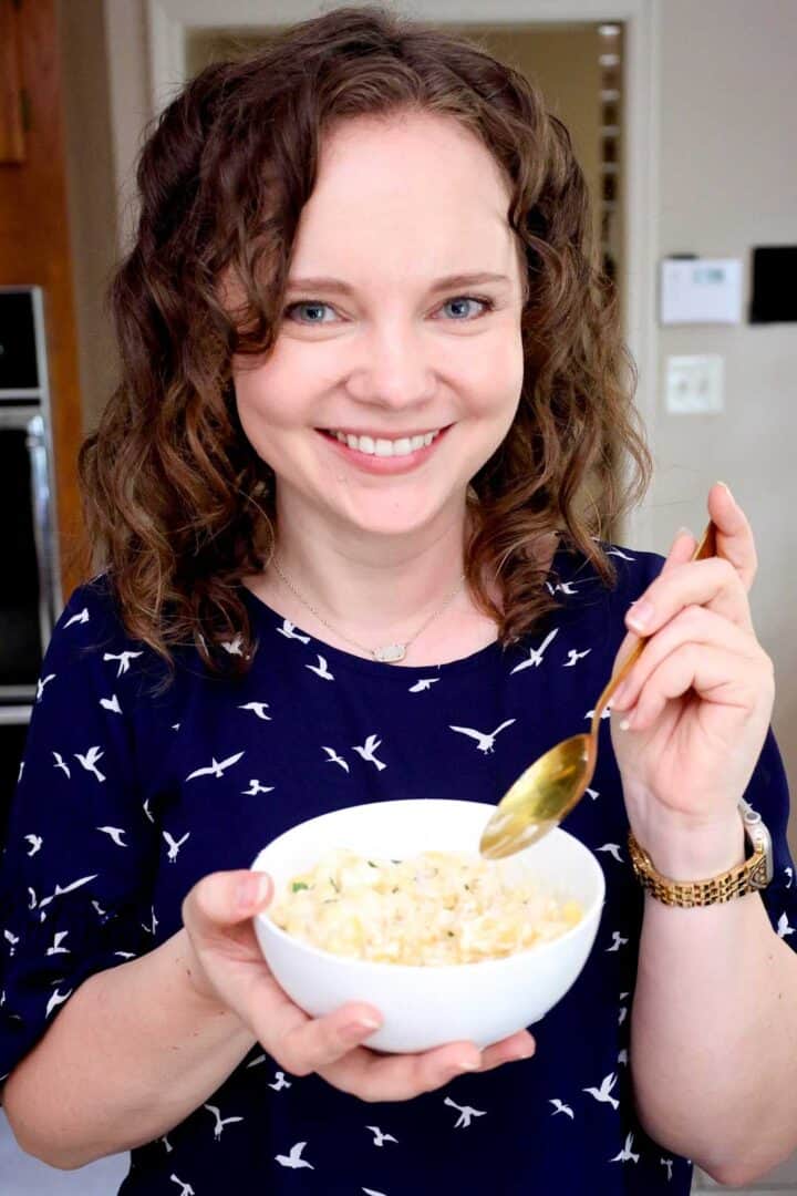Kelsey Smith holding a bowl of white cheddar mac and cheese.