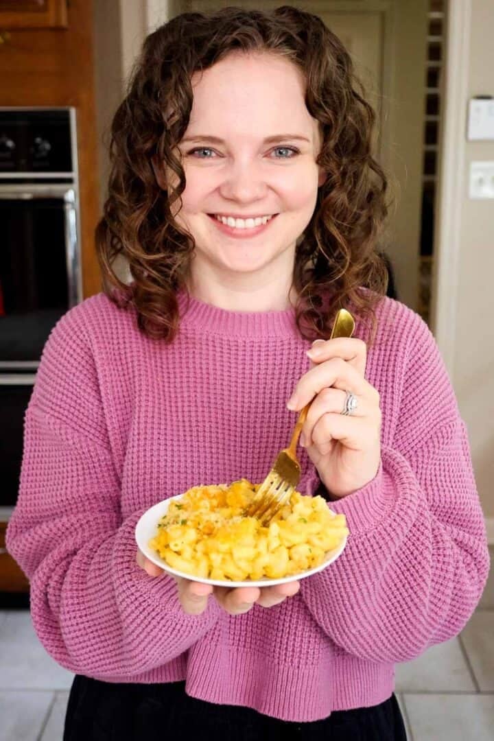 Kelsey Smith holding a plate of macaroni and cheese.
