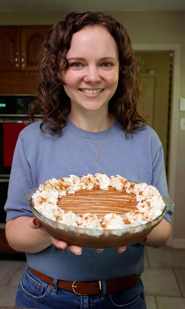 Kelsey Smith holding a no-bake biscoff pie.