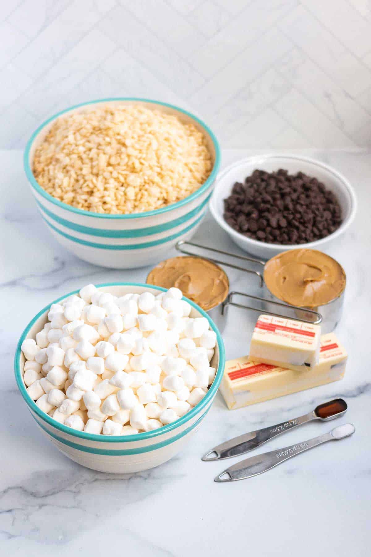 Chocolate peanut butter rice krispie ingredients: mini marshmallows, unsalted butter, vanilla extract, salt, creamy peanut butter, chocolate chips.