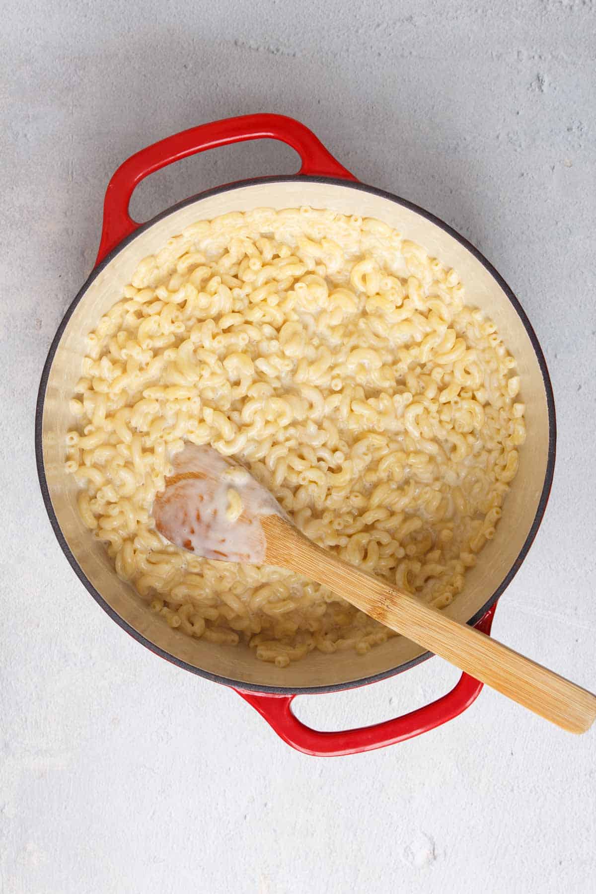 Macaroni fully cooked in cream